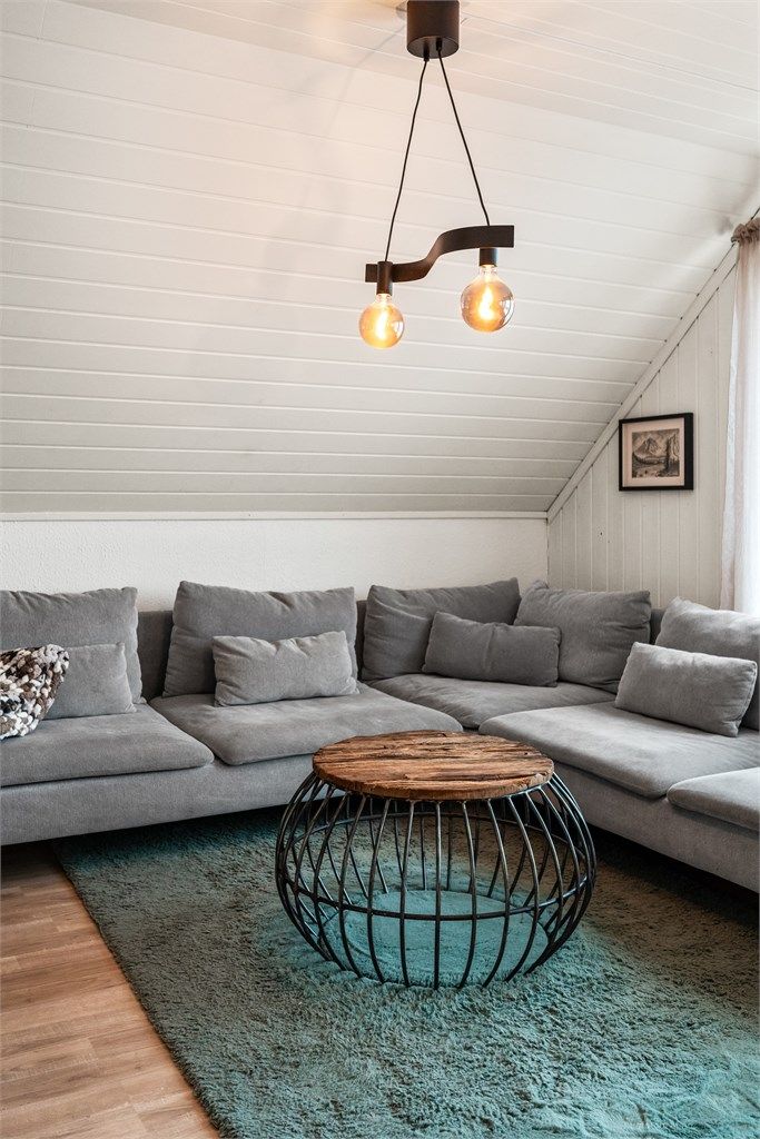 Skråtak og panelkledde vegger gir rommet en lun og karakteristisk atmosfære.