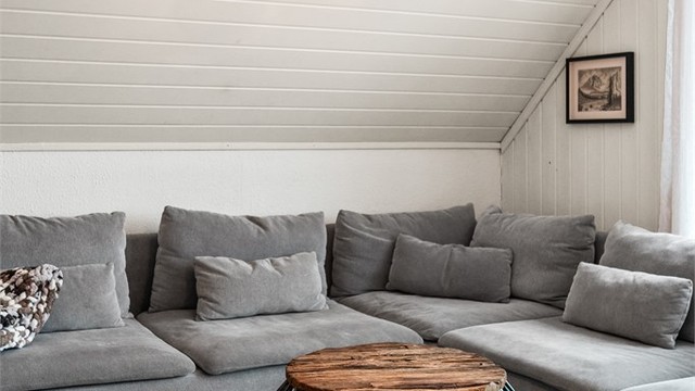 Skråtak og panelkledde vegger gir rommet en lun og karakteristisk atmosfære.