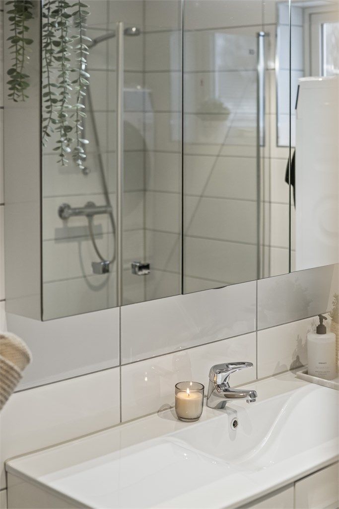 Det er varmekabler i gulv og downlights i tak