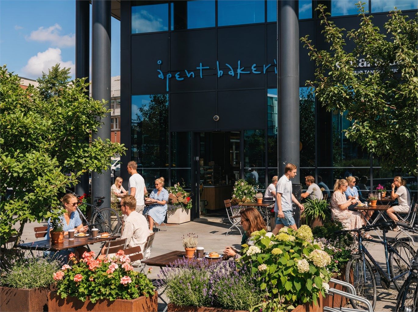 Nyt en kaffe på et av de lokale bakeriene, som Åpent Bakeri på Ensjø Torg.