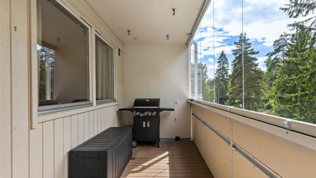 Innglassingen med foldedører gjør det enkelt å tilpasse uteplassen etter vær og sesong, og forlenger balkongsesongen betydelig.