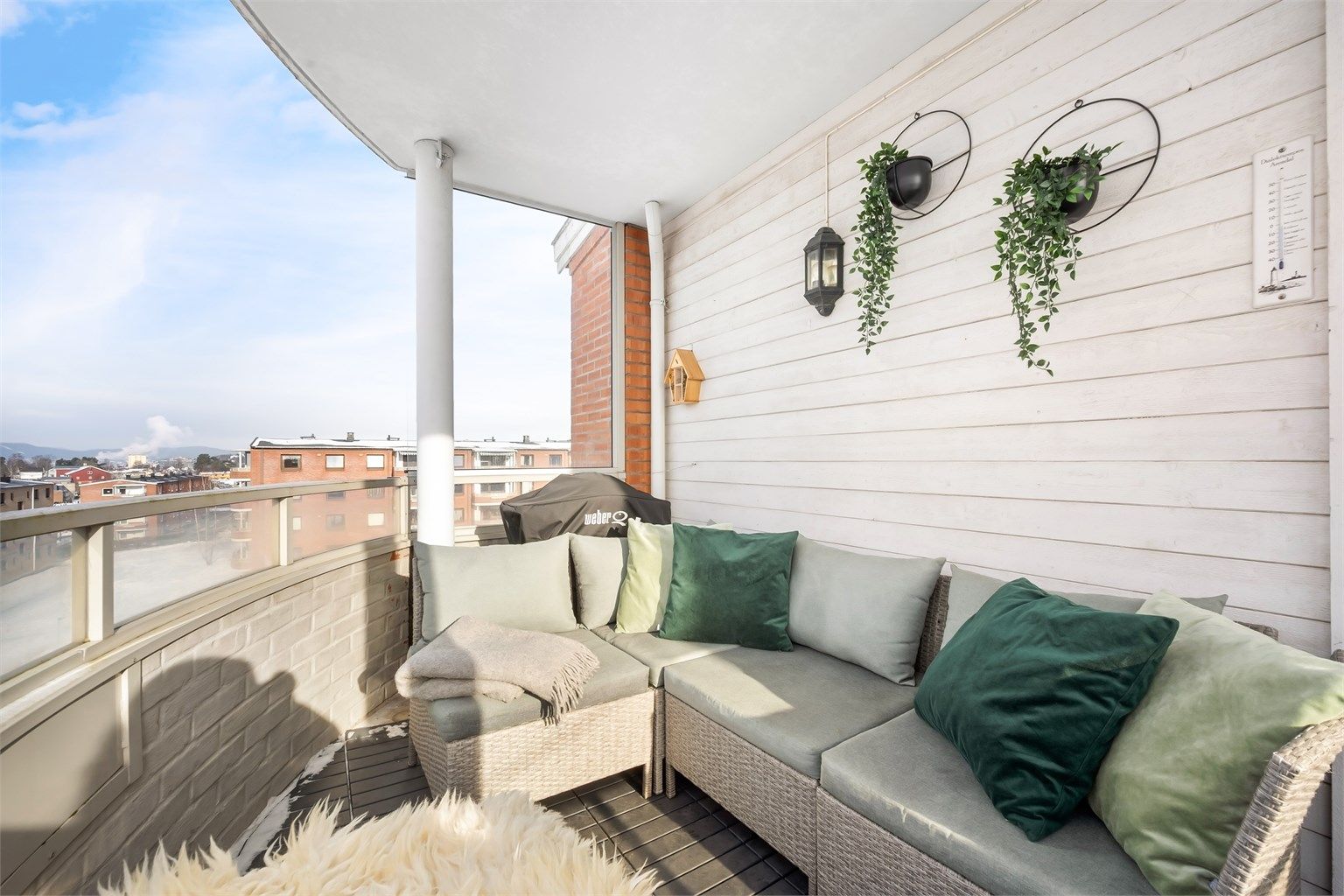 Her er det god plass til en sittegruppe for å nyte gode solforhold.