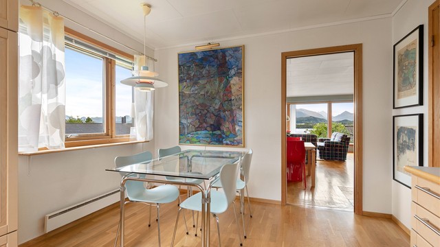 Fra kjøkkenets spiseplass er det direkte døråpning inn til stuen.