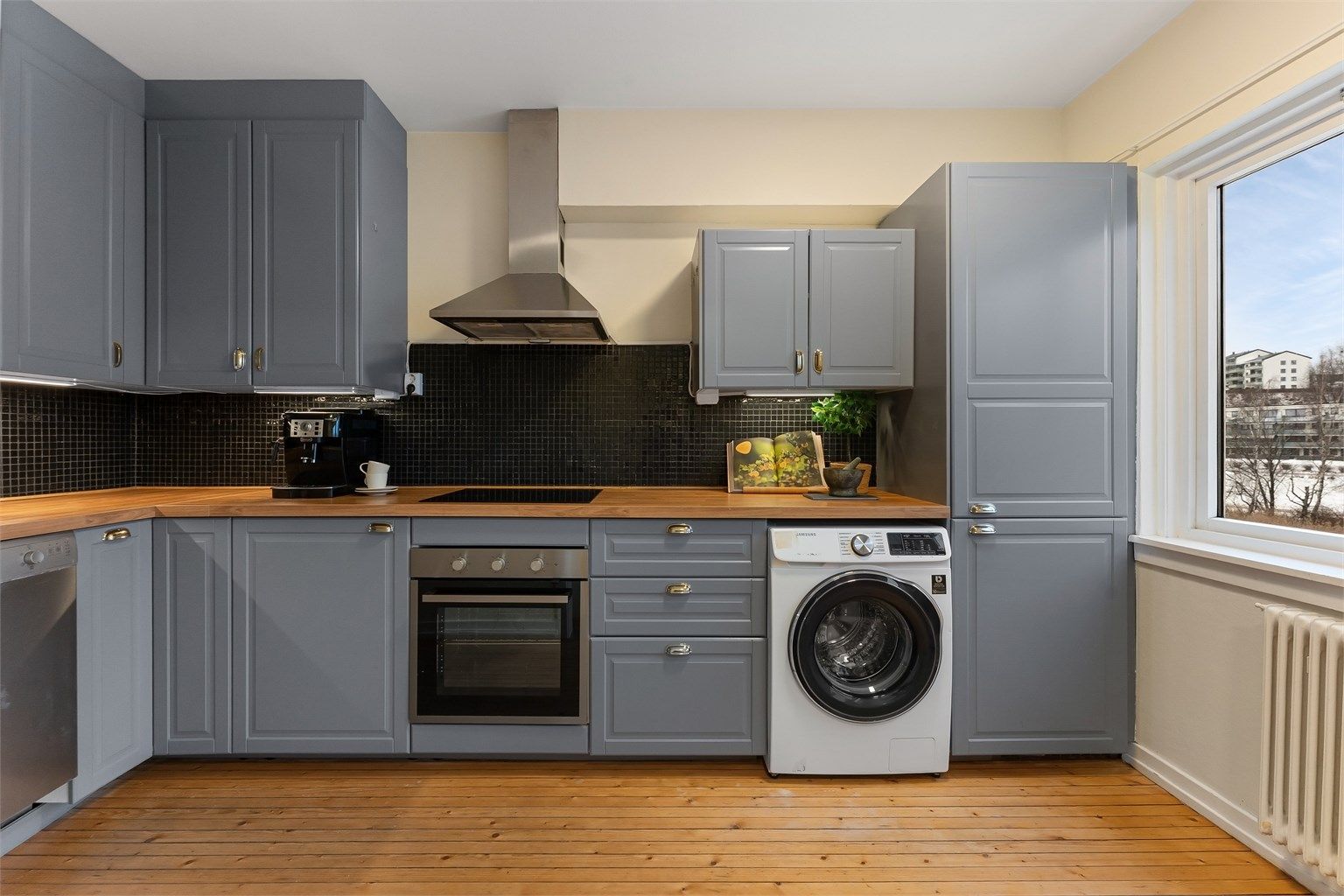 Det er praktisk opplegg for vaskemaskin på kjøkkenet. Både vaskemaskin og oppvaskmaskin medfølger.