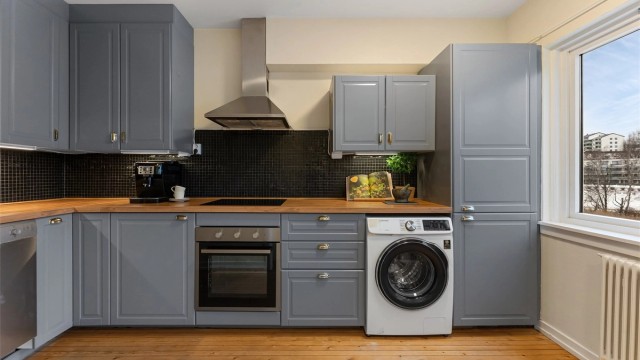 Det er praktisk opplegg for vaskemaskin på kjøkkenet. Både vaskemaskin og oppvaskmaskin medfølger.