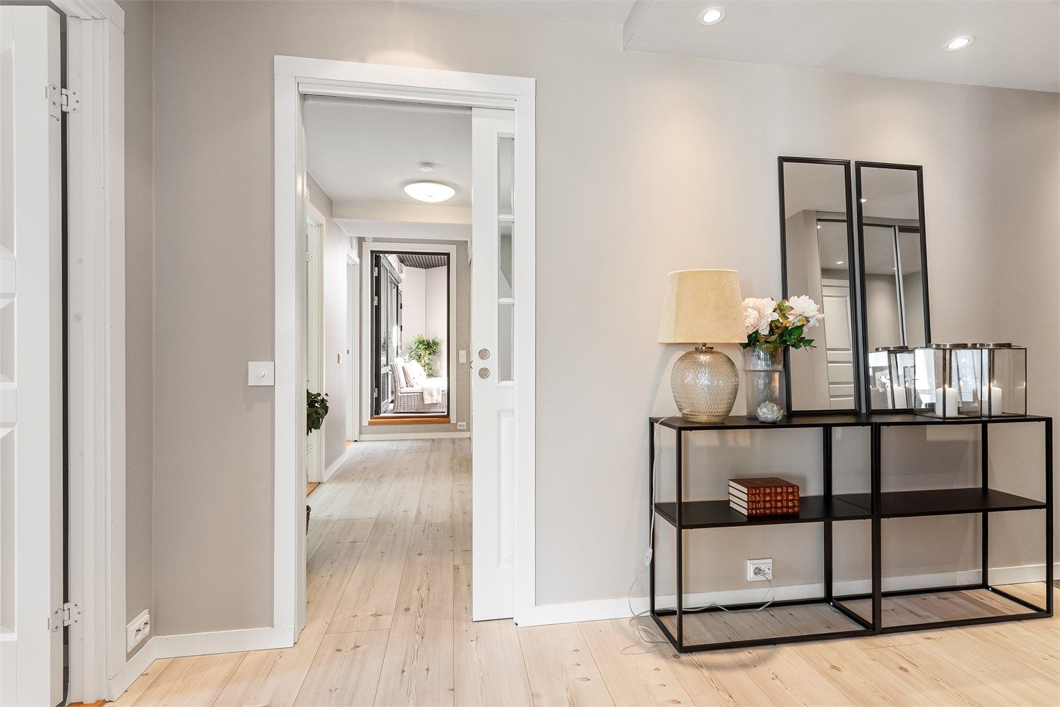 Fra entre til gang og soveromsavdeling med utgang til østvendt balkong