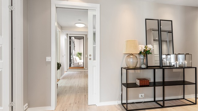 Fra entre til gang og soveromsavdeling med utgang til østvendt balkong