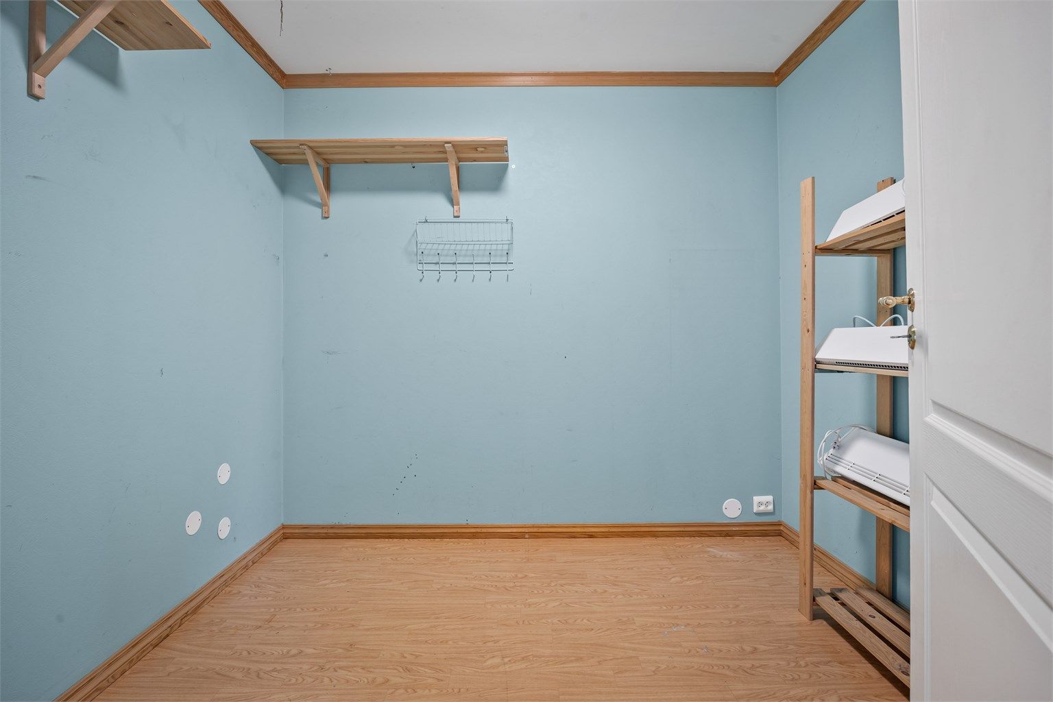 To boder i underetasjen som gir rikelig med lagringsplass.