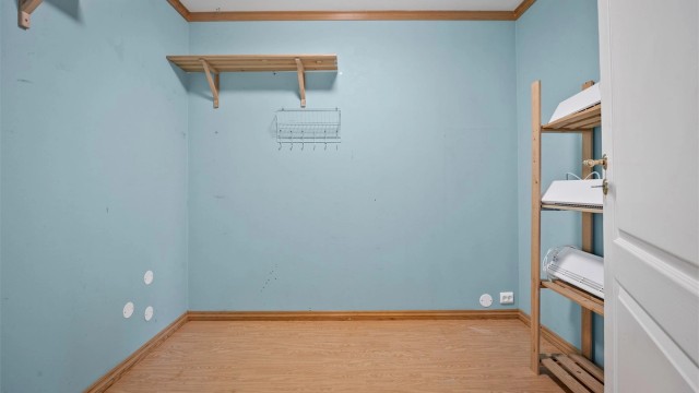 To boder i underetasjen som gir rikelig med lagringsplass.