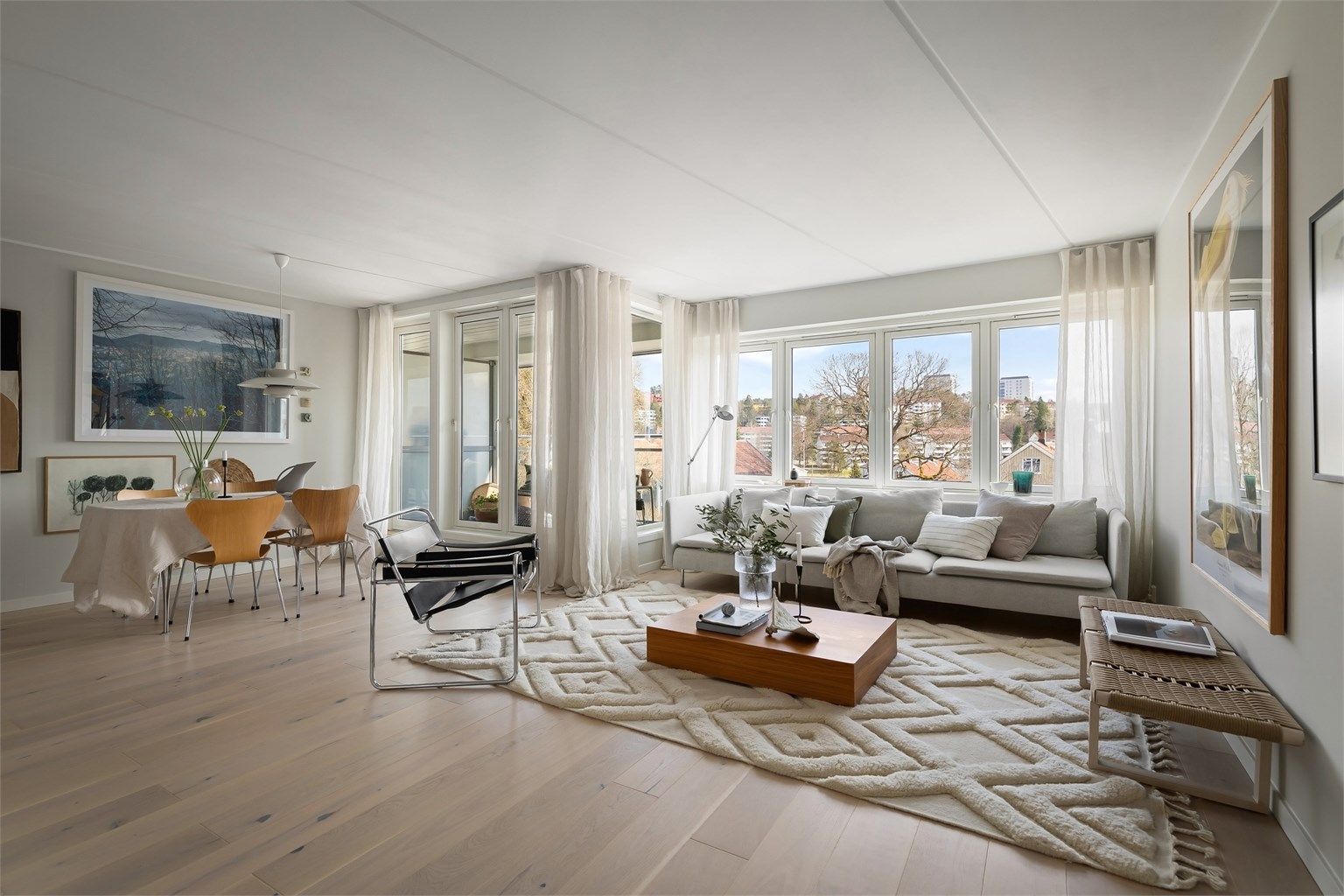 Tiltalende og moderne stue med en lys og luftig romfølelse