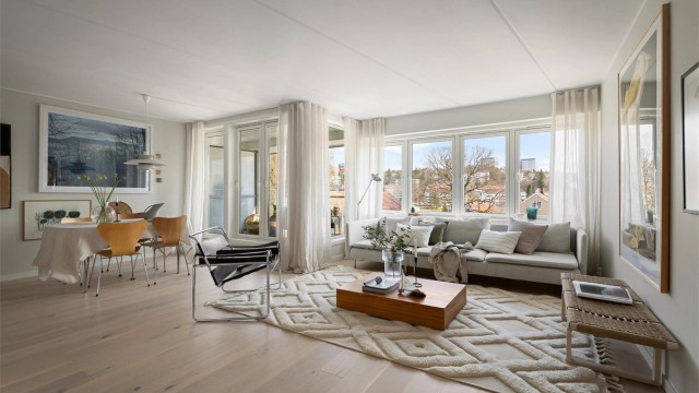 Tiltalende og moderne stue med en lys og luftig romfølelse