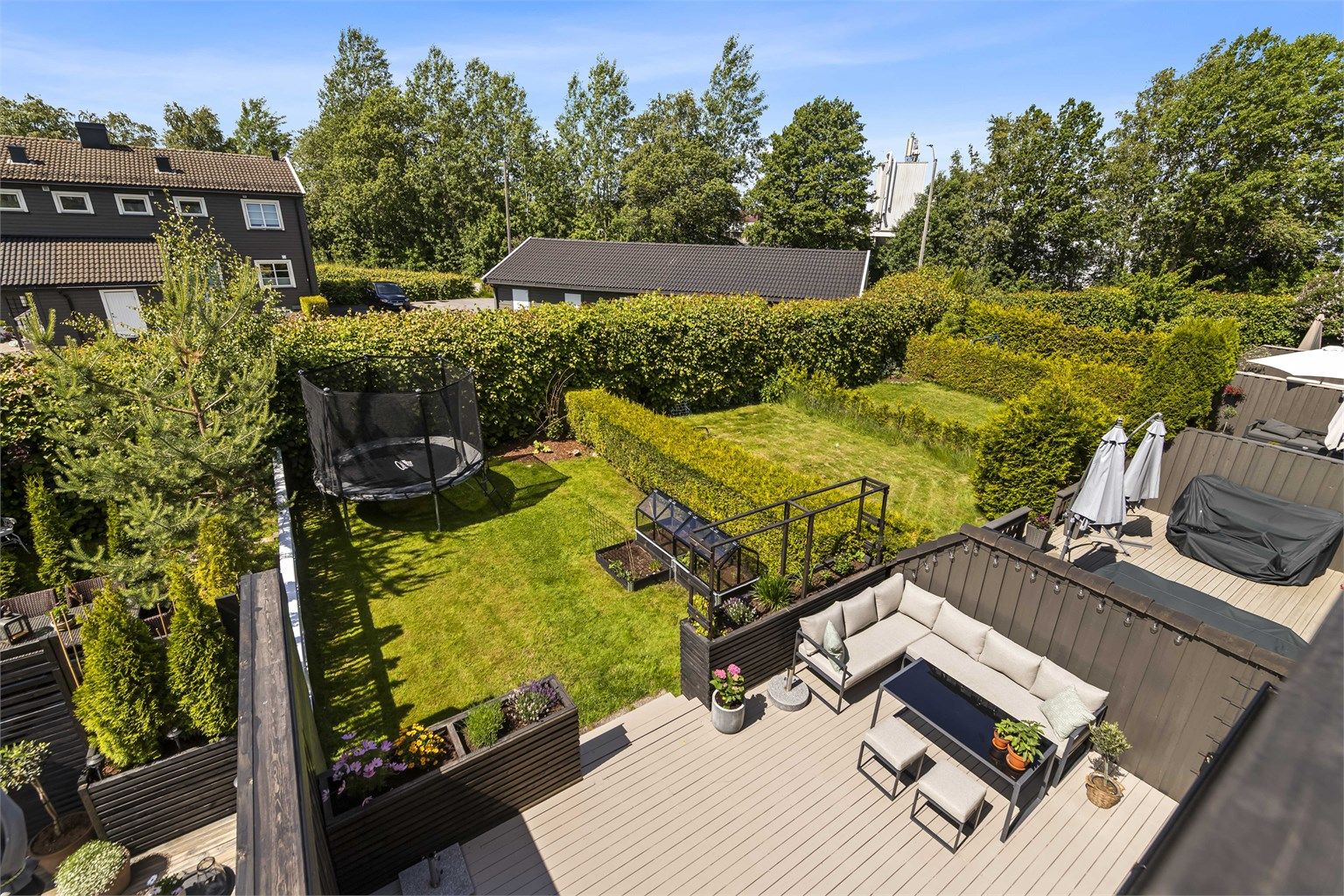 Oversikt over uteområdet fra balkongen.