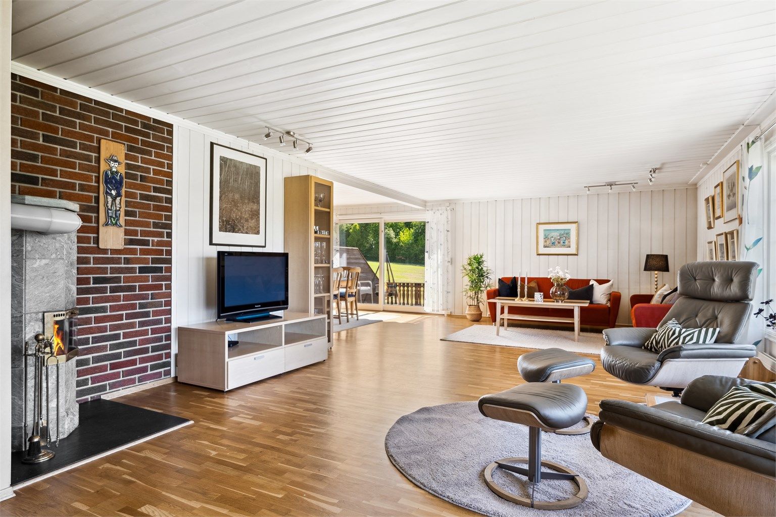 Boligen har en svært romslig stue med masse muligheter