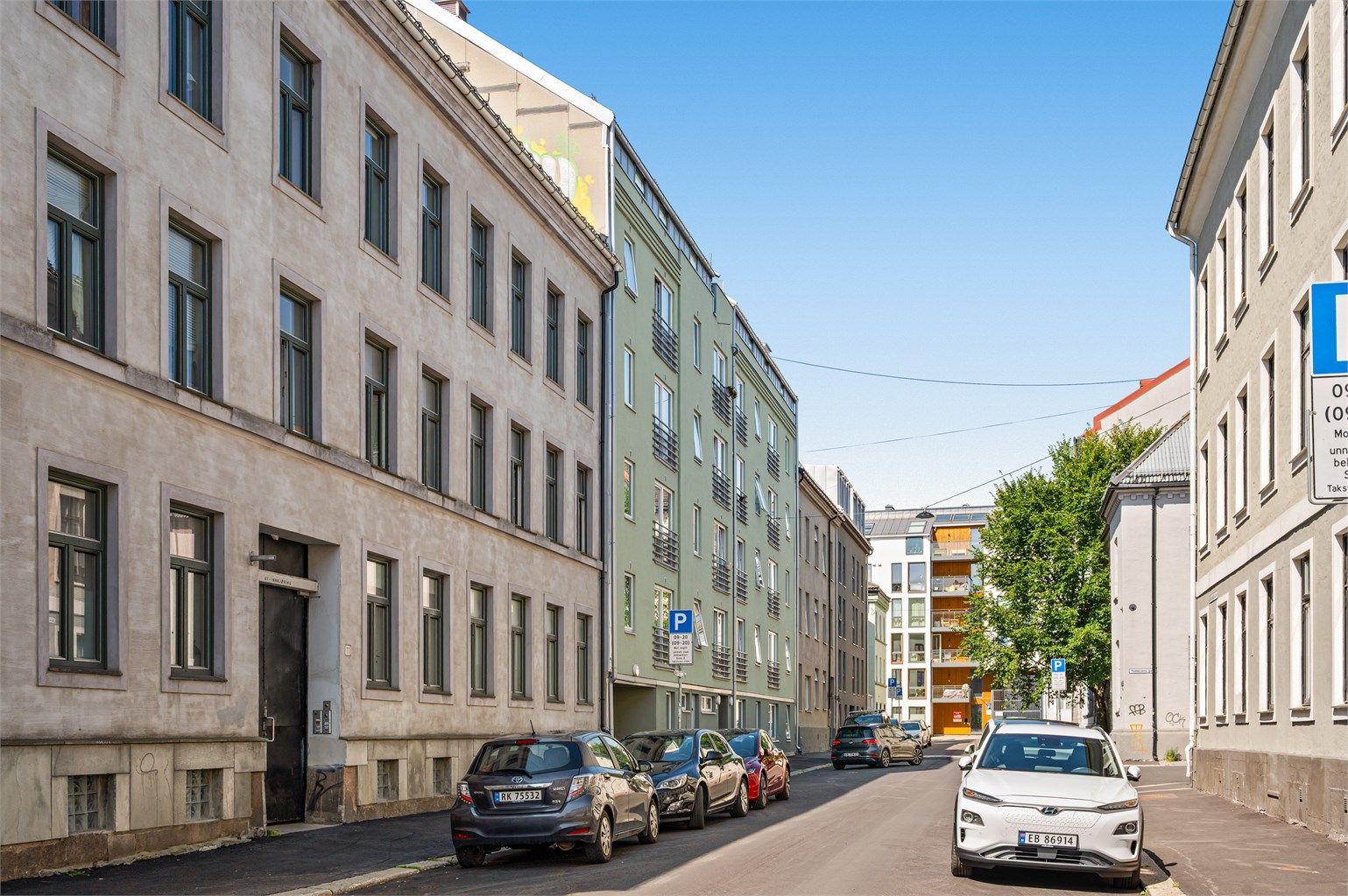 Fra eiendommen er det kort vei til Grünerløkka, Storo Storsenter og BI i Nydalen.