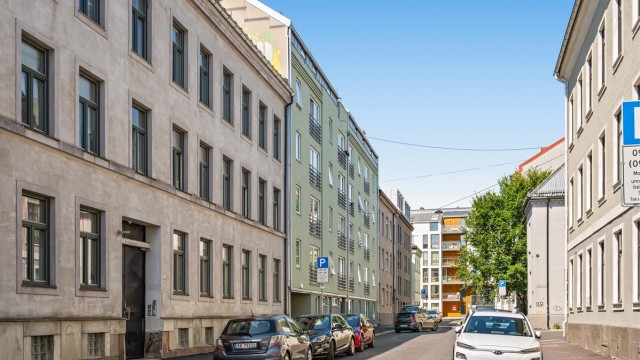 Fra eiendommen er det kort vei til Grünerløkka, Storo Storsenter og BI i Nydalen.