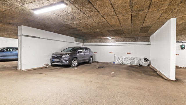 Det medfølger garasjeplass i lukket fellesanlegg, med mulighet for etablering av elbillader og direkte innvendig adkomst.