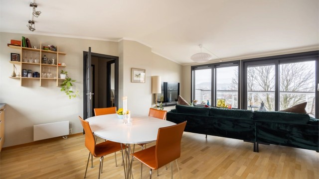 Gjennomgående parkett, slipt i 2023, binder sammen stue og kjøkken til en helhet.