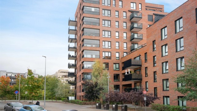 Parkeringsplass medfølger ikke. Det er gode sykkelforbindelser til hele byen og svært godt tilrettelagt for sykkelparkering i sameiets kjeller.