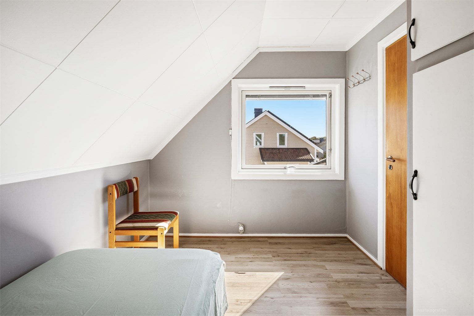 Det andre soverommet på loftet, ideelt som barnerom, gjesterom eller kontor.