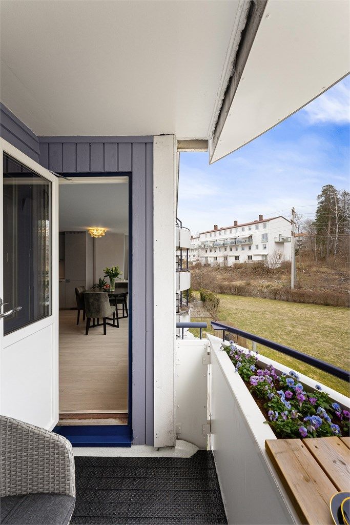 Fra balkongen ser du ut over borettslagets grønne fellesarealer.