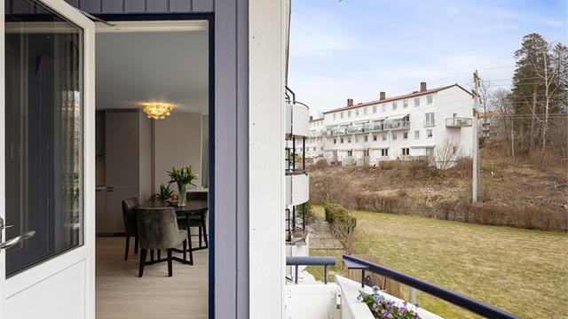 Fra balkongen ser du ut over borettslagets grønne fellesarealer.