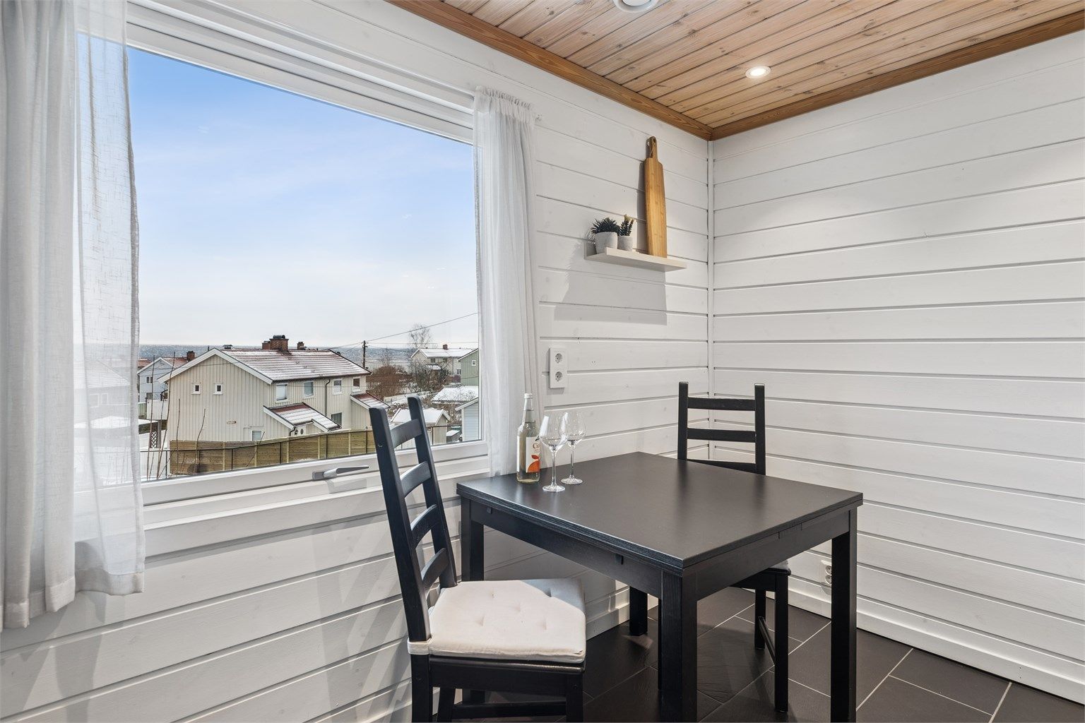 Her er det god plass til et lite spisebord ved vinduet hvor det er hyggelig å innta dagens måltider.