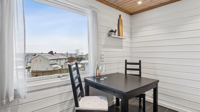 Her er det god plass til et lite spisebord ved vinduet hvor det er hyggelig å innta dagens måltider.