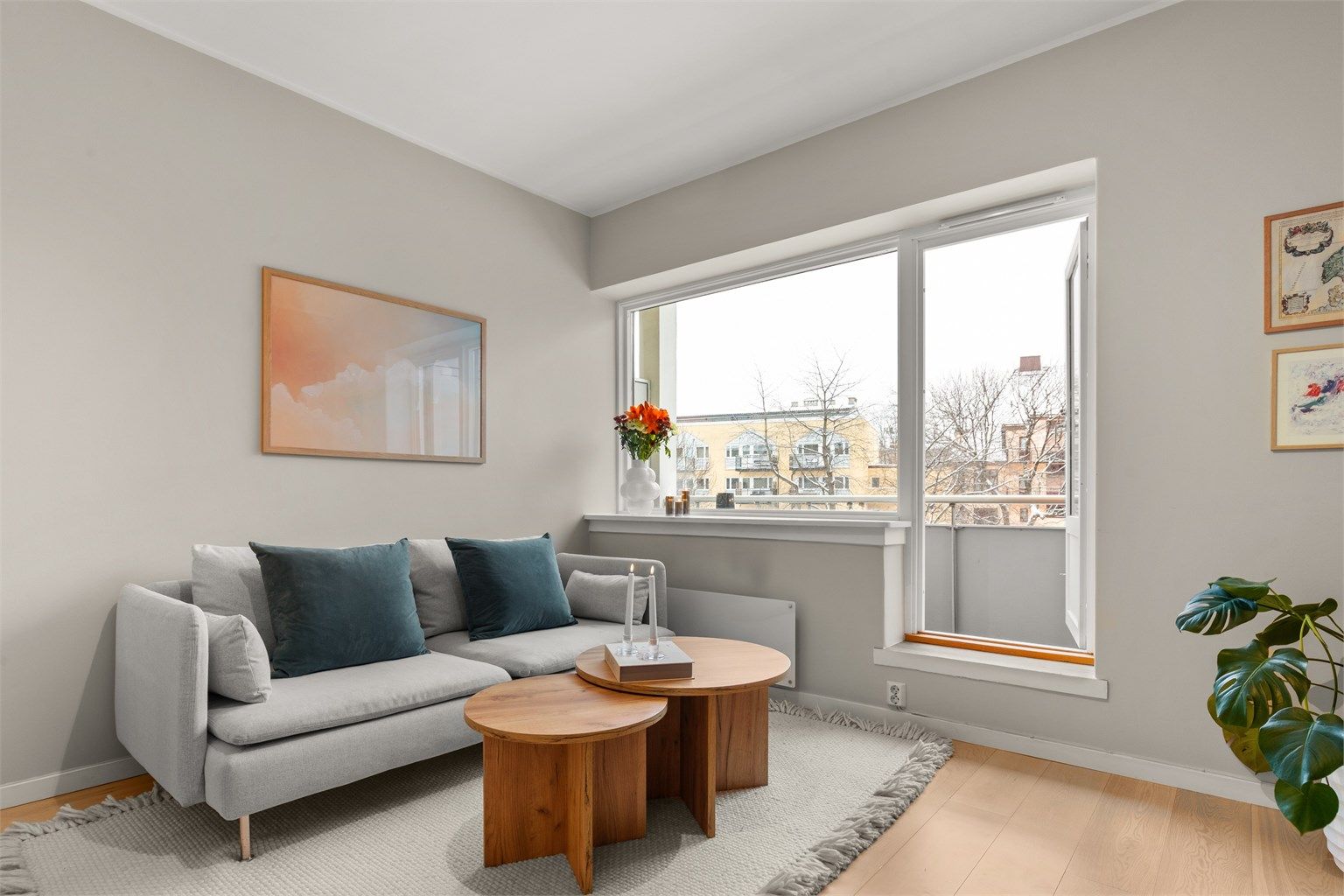 Store vindusflater gir rikelig med naturlig lys inn, og skaper en luftig atmosfære. 