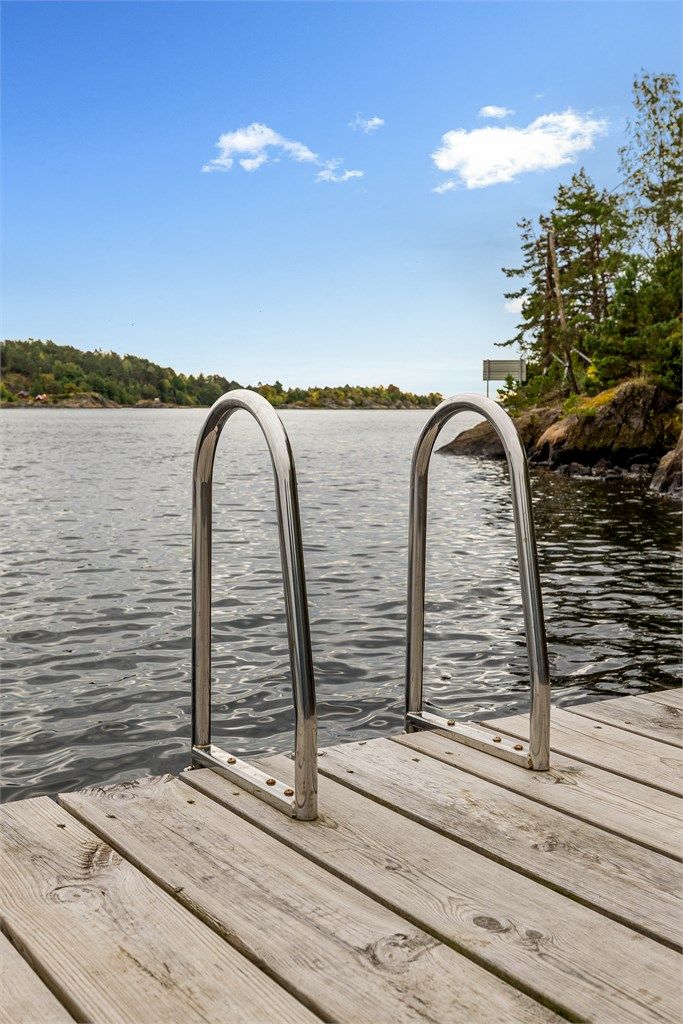Badestige på brygga. Hopp i havet.