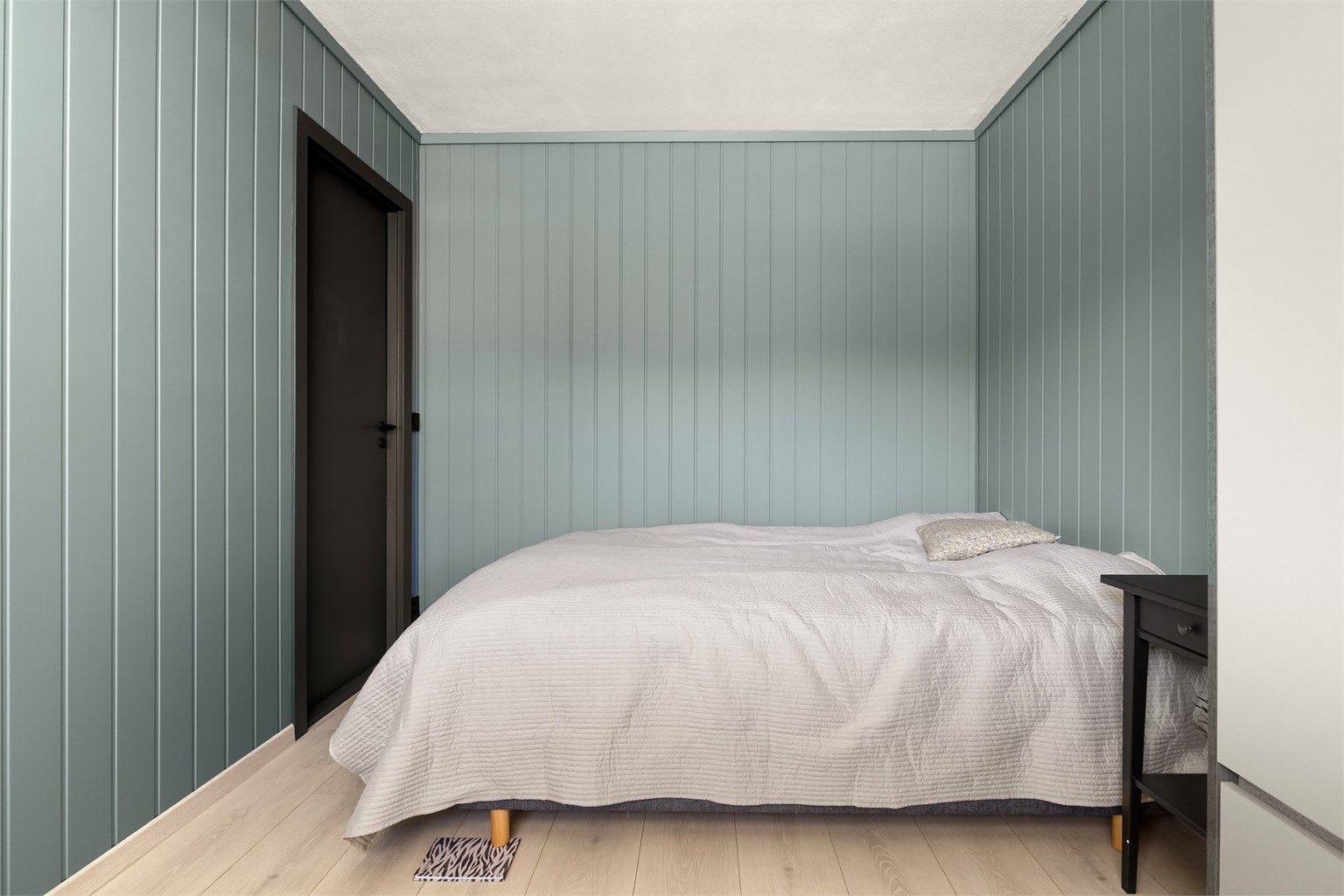 God plass til stor seng og garderobe. 