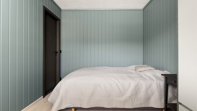 God plass til stor seng og garderobe.