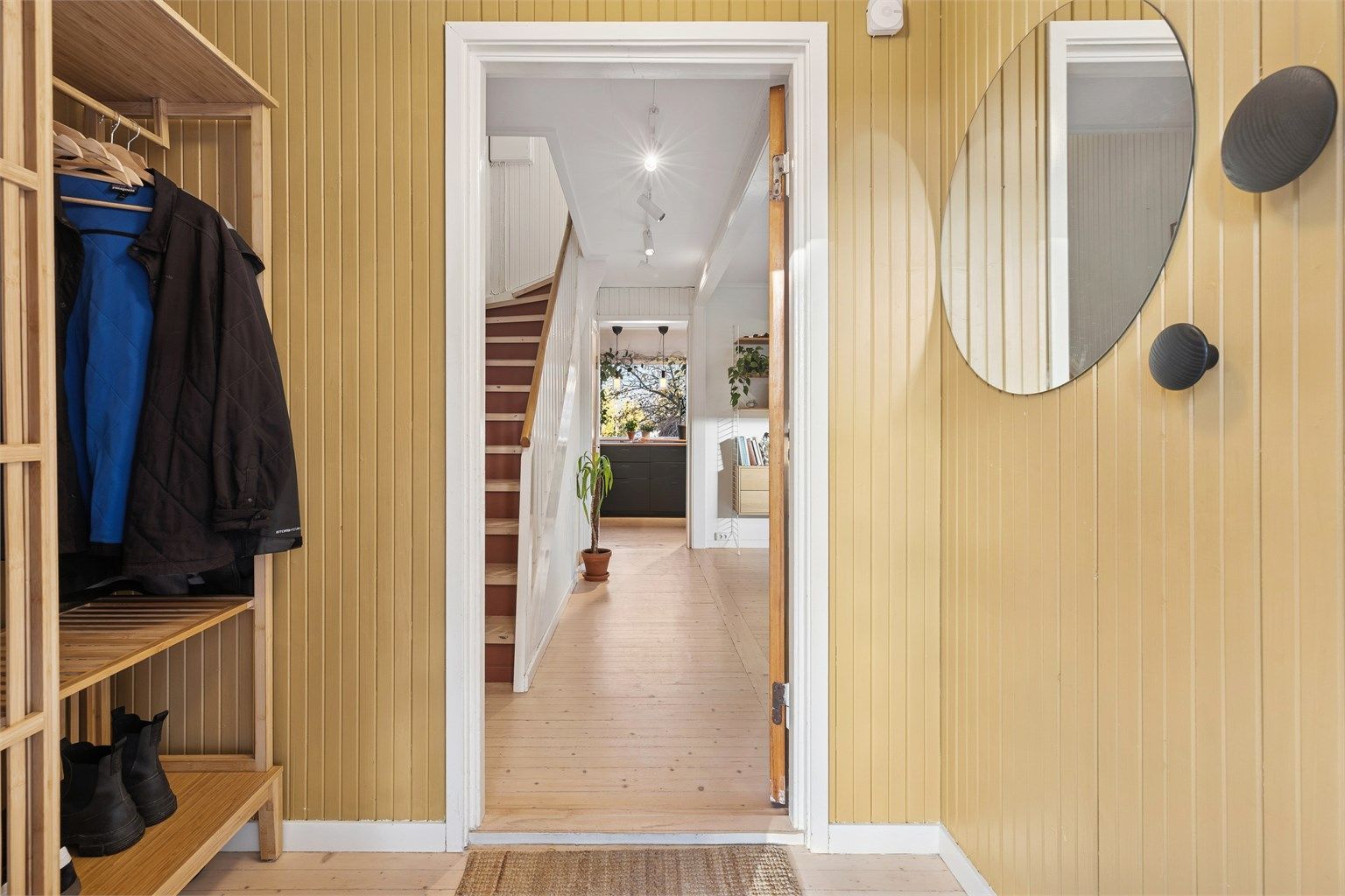 En lun og imøtekommende entré med smarte oppbevaringsmuligheter. 