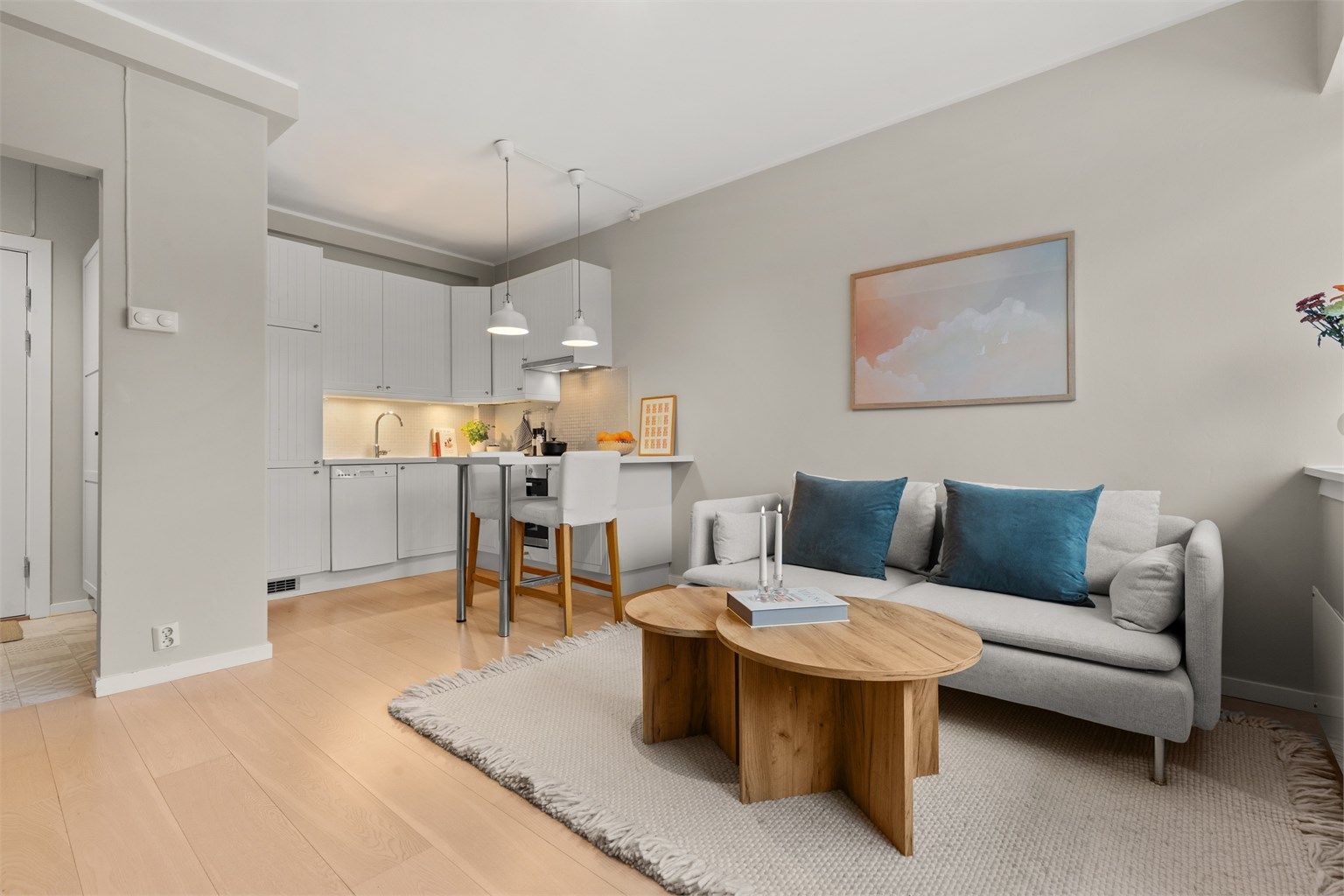 En stilren og helhetlig 2-roms selveier med usjernert balkong og utsyn mot grøntområder. 