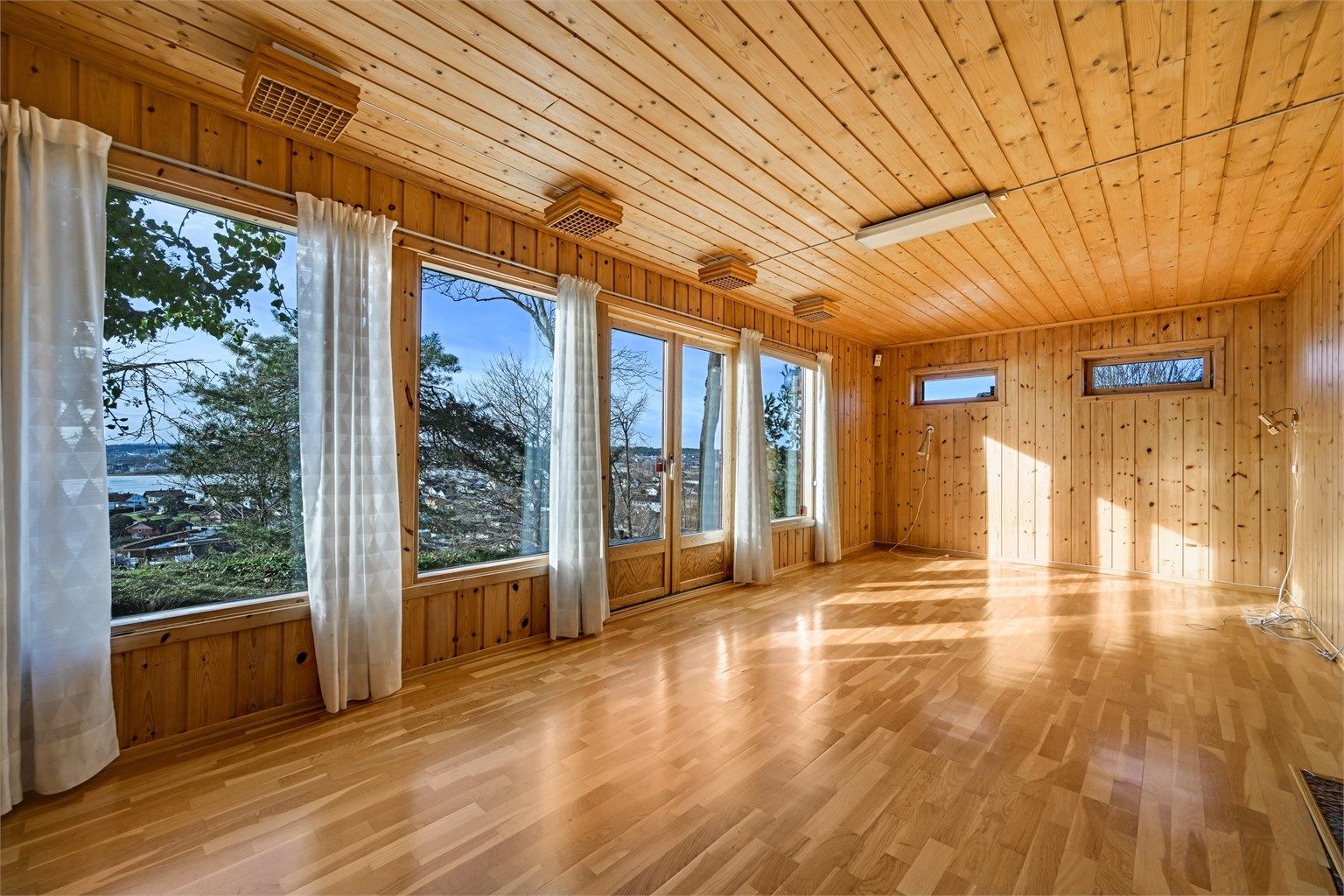 Kjellerstuen fremhever virkelig eiendommens beliggenhet med vakker utsikt og en naturlig atmosfære