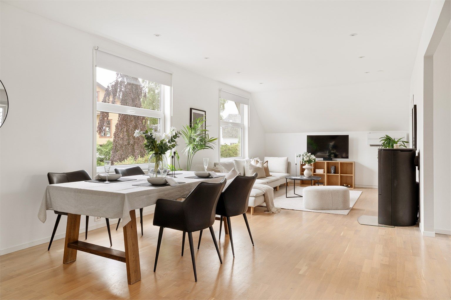 Stuens form gjør den enkel å møblere hvor man har plass til både spise- og sittegruppe. 