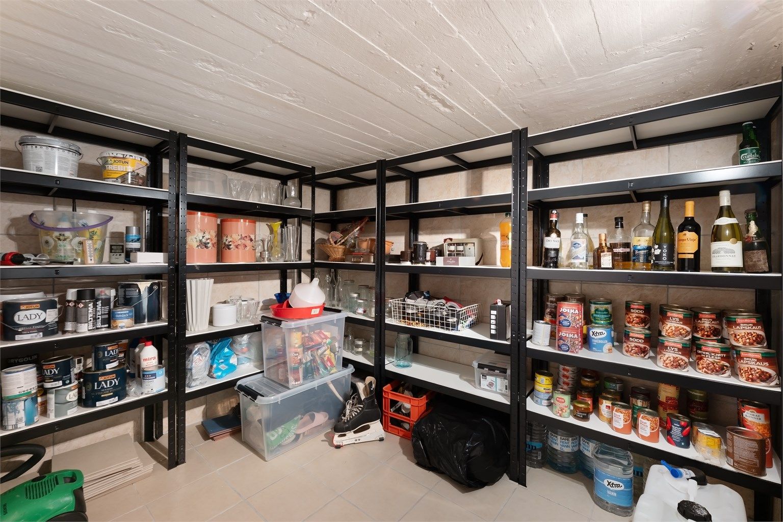 I underetasjen er det en romslig bod som gir rikelig med lagringsplass.