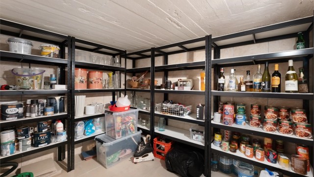 I underetasjen er det en romslig bod som gir rikelig med lagringsplass.