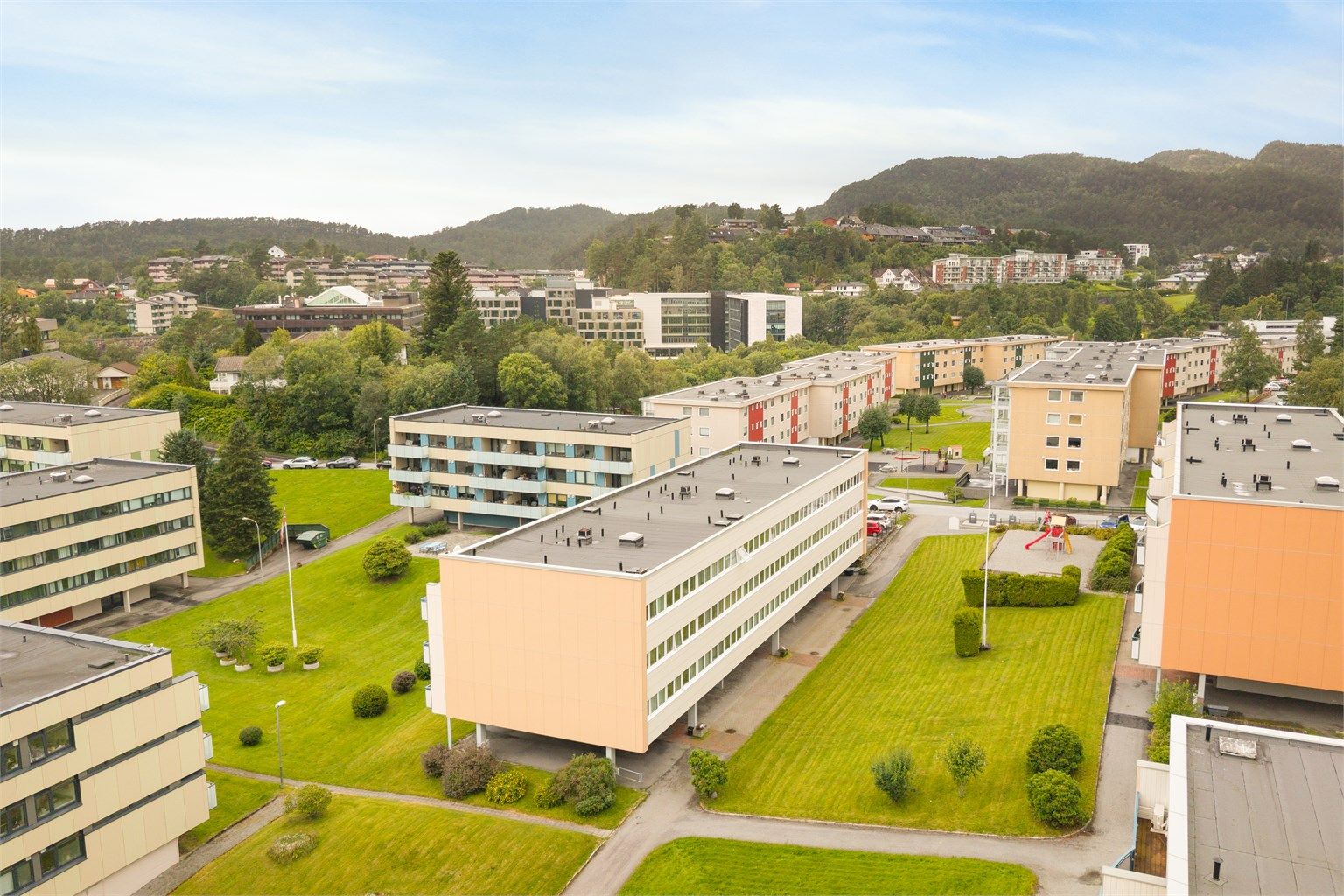 Fra leiligheten er det kun 5-7 minutters gange til Oasen senter med alle servicetilbud.