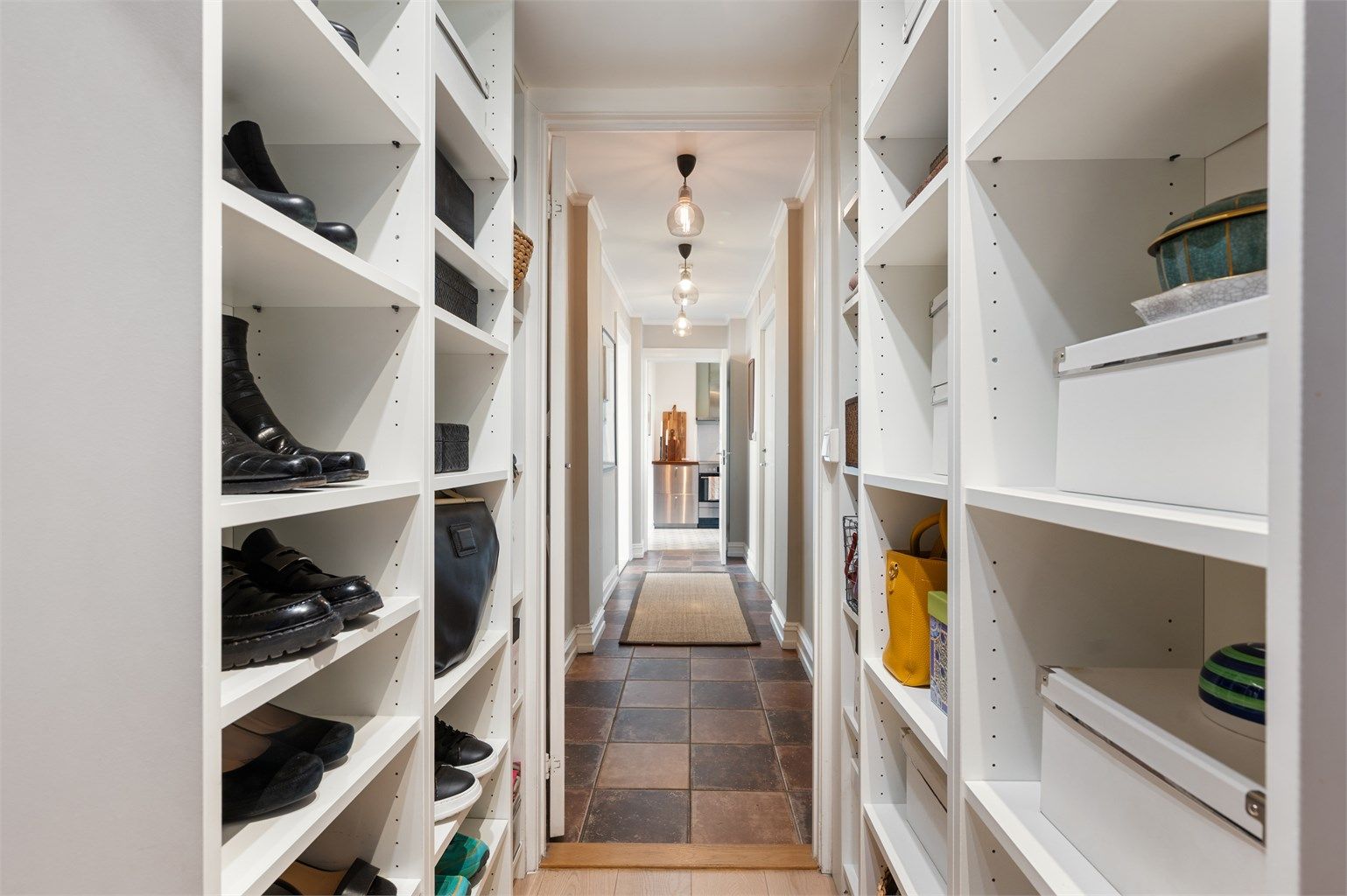 Leiligheten har også et praktisk walk-in closet. 