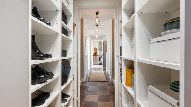 Leiligheten har også et praktisk walk-in closet.