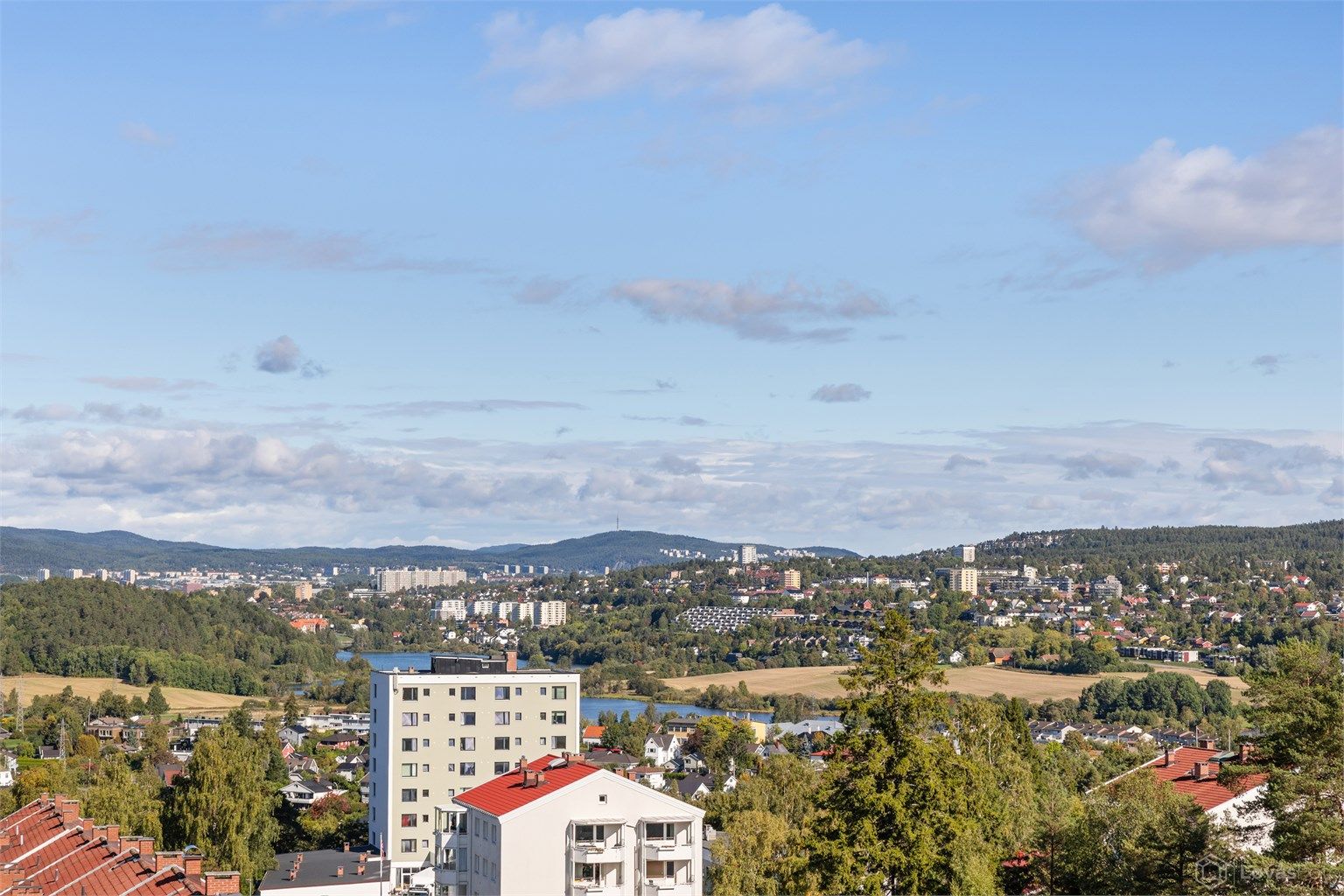 Nærområdet byr på rike turmuligheter med kort vei til Østensjøvannet og Østmarka.
