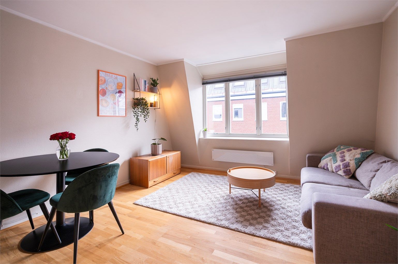 I oppholdsrommet er det fin plass til både spisebord og sofa