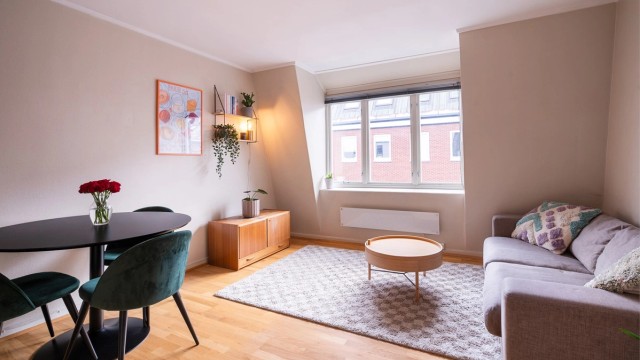 I oppholdsrommet er det fin plass til både spisebord og sofa