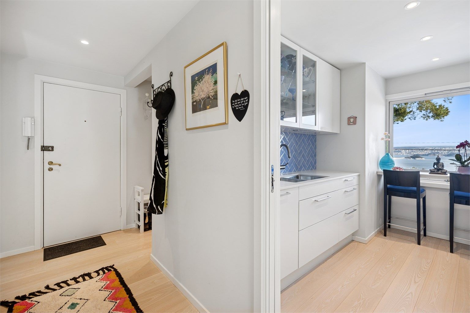 Praktisk inngangsparti med dørcalling og gode oppbevaringsmuligheter. 