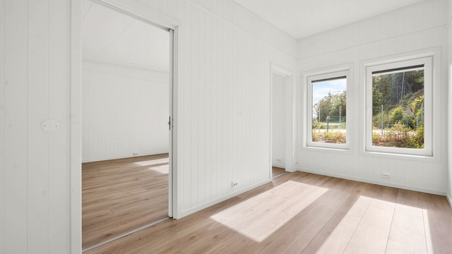 Hovedsoverommet har en praktisk løsning med to skyvedører, som gjør det enkelt å plassere dobbeltsengen sentrert i rommet