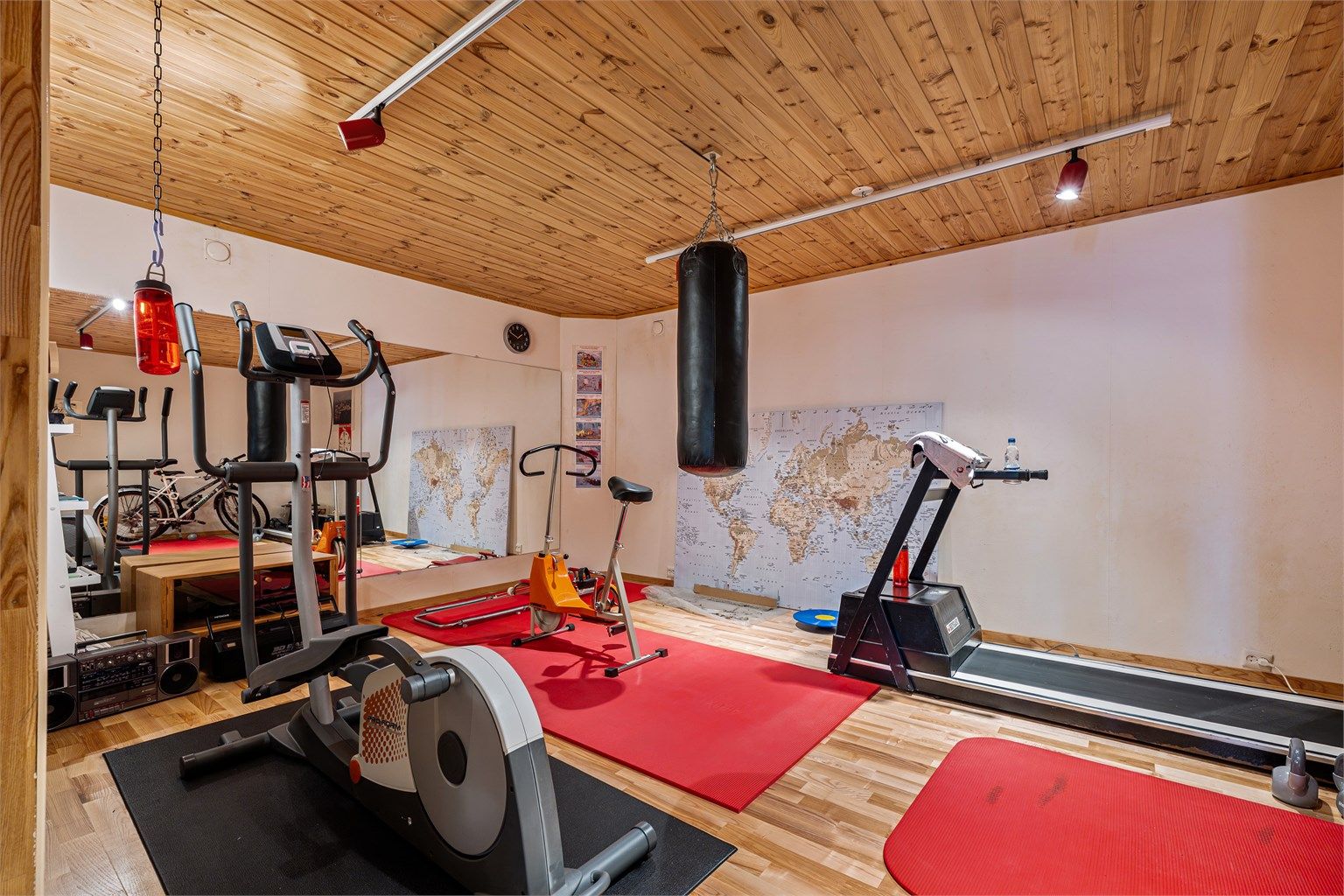 
Treningsrommet er plassert i enden av gangen og er godt utstyrt. Her kan man lage sin drømmegym. 