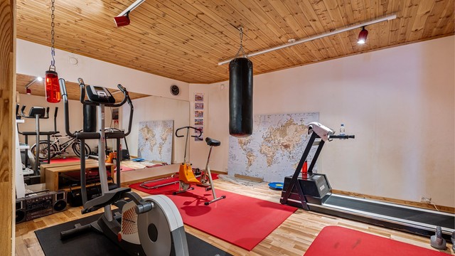 Treningsrommet er plassert i enden av gangen og er godt utstyrt. Her kan man lage sin drømmegym.