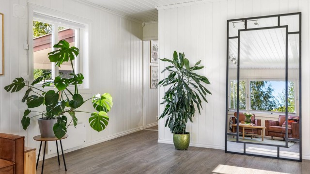 Siden det er plass til et spisebord på kjøkkenet kan den over 25 kvm. store stuen gjerne forbeholdes en stor sofagruppe.