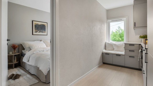 Moderne IKEA-kjøkkeninnredning med helintegrerte hvitevarer.