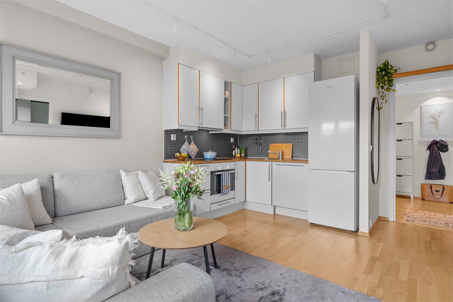 Innbydende stue med åpen kjøkkenløsning.